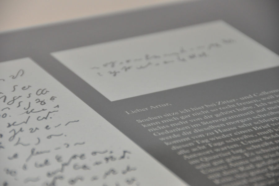 Die Erinnerungen der überlebenden Häftlinge an ihre Lagerzeit sind ebenfalls Teil der Dauerstellung „Ideologie und Terror der SS“, dazu zählen auch Briefe. (Foto ©Kreismuseum Wewelsburg)